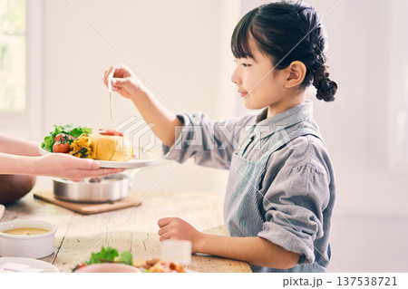 食事の手伝いをする女の子 食事の手伝いをする女の子 137538721