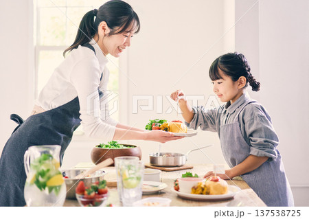 食事の準備をする親子 137538725