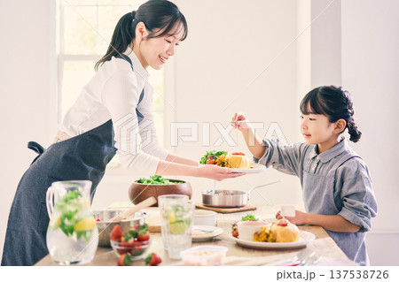 食事の準備をする親子 食事の準備をする親子 137538726