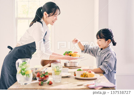 食事の準備をする親子 137538727