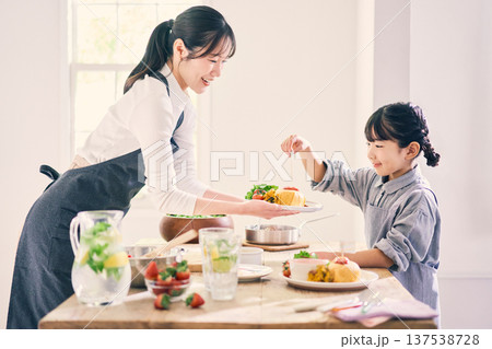 食事の準備をする親子 食事の準備をする親子 137538728