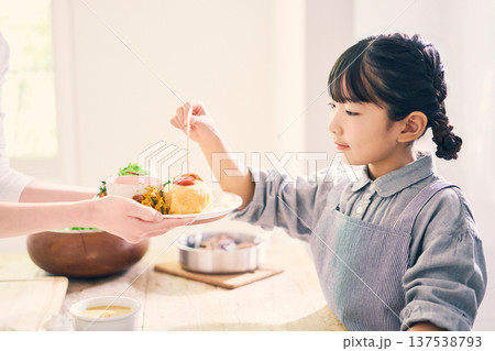 食事の準備の手伝いをする女の子 食事の準備の手伝いをする女の子 137538793