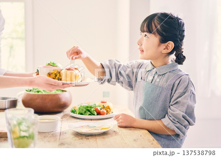 食事の準備の手伝いをする女の子 137538798
