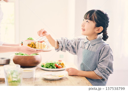 食事の準備の手伝いをする女の子 137538799