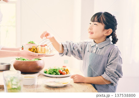 食事の準備の手伝いをする女の子 食事の準備の手伝いをする女の子 137538800
