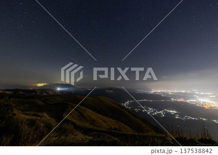 阿蘇スカイライン展望所から見る阿蘇の夜景と星空 137538842