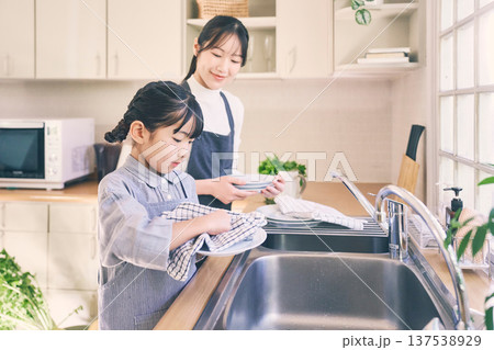 洗い物を片付ける親子 137538929