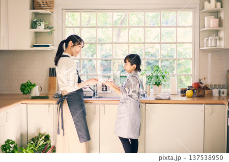 洗い物を片付ける親子 137538950