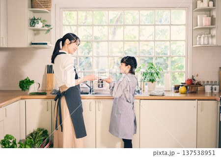 洗い物を片付ける親子 洗い物を片付ける親子 137538951