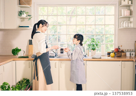 洗い物を片付ける親子 洗い物を片付ける親子 137538953