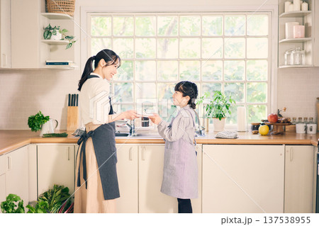 洗い物を片付ける親子 洗い物を片付ける親子 137538955