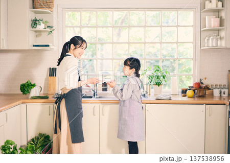 洗い物を片付ける親子 洗い物を片付ける親子 137538956
