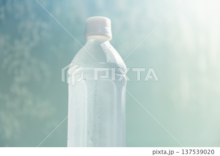水滴がついた清涼感のある冷たいミネラルウォーターのペットボトル 熱中症対策 水分補給イメージ 水滴がついた清涼感のある冷たいミネラルウォーターのペットボトル 熱中症対策 水分補給イメージ 137539020