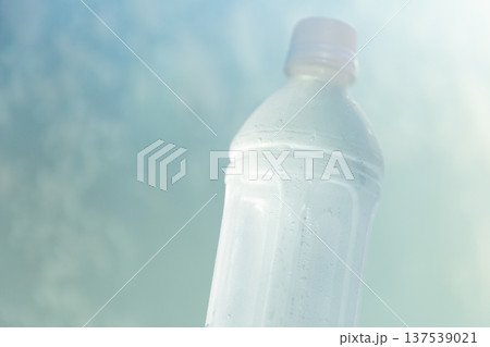 水滴がついた清涼感のある冷たいミネラルウォーターのペットボトル　熱中症対策 水分補給イメージ 137539021