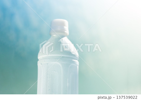 水滴がついた清涼感のある冷たいミネラルウォーターのペットボトル　熱中症対策 水分補給イメージ 137539022