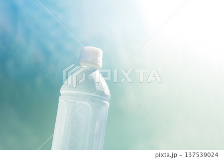 水滴がついた清涼感のある冷たいミネラルウォーターのペットボトル 熱中症対策 水分補給イメージ 水滴がついた清涼感のある冷たいミネラルウォーターのペットボトル 熱中症対策 水分補給イメージ 137539024