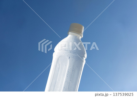 水滴がついた清涼感のある冷たいミネラルウォーターのペットボトル 熱中症対策 水分補給イメージ 水滴がついた清涼感のある冷たいミネラルウォーターのペットボトル 熱中症対策 水分補給イメージ 137539025
