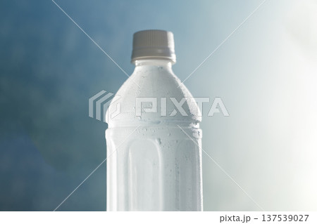 水滴がついた清涼感のある冷たいミネラルウォーターのペットボトル 熱中症対策 水分補給イメージ 水滴がついた清涼感のある冷たいミネラルウォーターのペットボトル 熱中症対策 水分補給イメージ 137539027