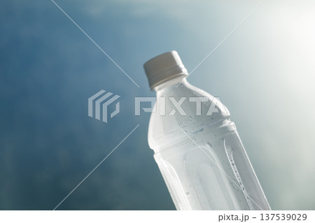 水滴がついた清涼感のある冷たいミネラルウォーターのペットボトル 熱中症対策 水分補給イメージ 水滴がついた清涼感のある冷たいミネラルウォーターのペットボトル 熱中症対策 水分補給イメージ 137539029