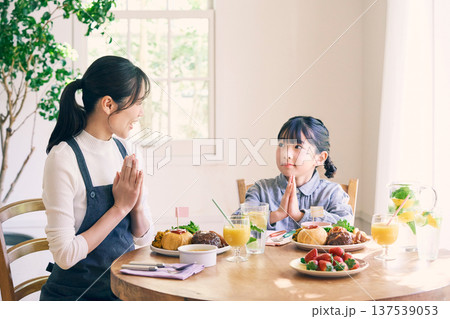 食事をする親子 食事をする親子 137539053
