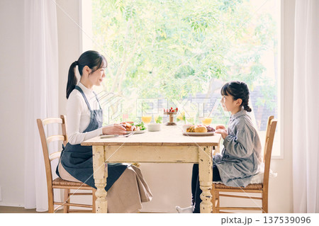 食事をする親子 137539096