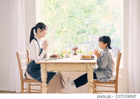 食事をする親子 137539097