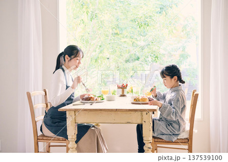 食事をする親子 137539100