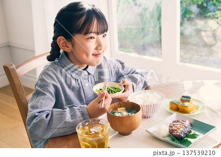 家で朝食を食べる女の子 家で朝食を食べる女の子 137539210