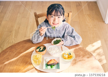 家で朝食を食べる女の子 137539218