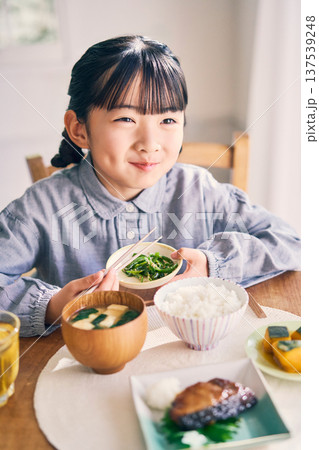 家で朝食を食べる女の子 家で朝食を食べる女の子 137539248