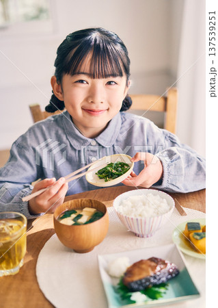 家で朝食を食べる女の子 家で朝食を食べる女の子 137539251