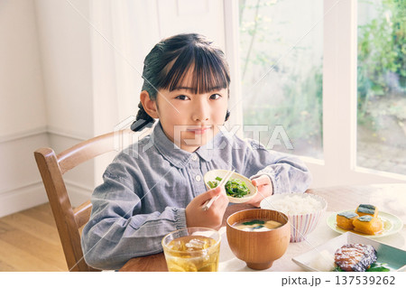 家で朝食を食べる女の子 家で朝食を食べる女の子 137539262