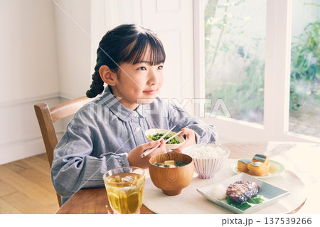 家で朝食を食べる女の子 家で朝食を食べる女の子 137539266