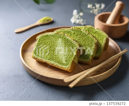 抹茶パン｜木皿に盛り付けた和風ベーカリー素材 137539272