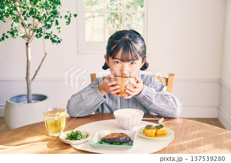 家で朝食を食べる女の子 家で朝食を食べる女の子 137539280