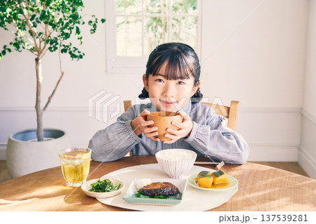 家で朝食を食べる女の子 家で朝食を食べる女の子 137539281