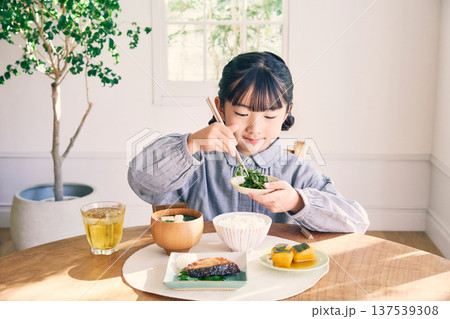 家で朝食を食べる女の子 家で朝食を食べる女の子 137539308