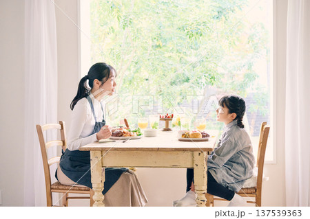 食事をする親子 食事をする親子 137539363