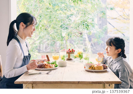 食事をする親子 137539367