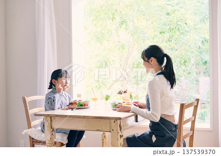 食事をする親子 食事をする親子 137539370