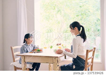食事をする親子 食事をする親子 137539426