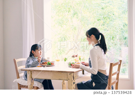 食事をする親子 食事をする親子 137539428