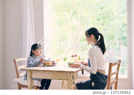 食事をする親子 食事をする親子 137539482