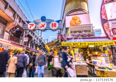 日本の東京都市景観インバウンドは続く…外国人観光客らで賑わうアメ横…ここにもステッカーが（画面右）… 137539576