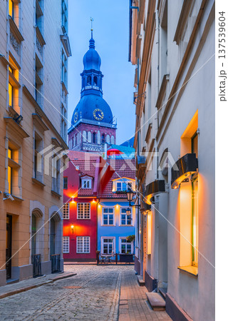 Riga, Letonia. Charming city downtown and the Cathedral Rigas Doms 137539604