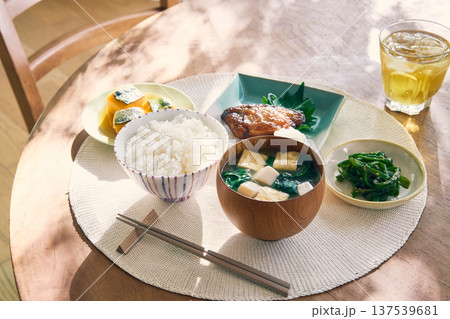 美味しそうな和風朝食 137539681