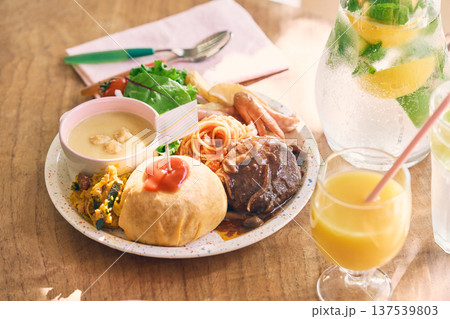 美味しそうなランチ 137539803