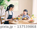 食事をする親子 137539868