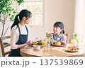 食事をする親子 137539869