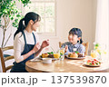 食事をする親子 137539870